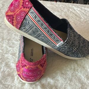 Toms Pink and Black Patterned Loafers